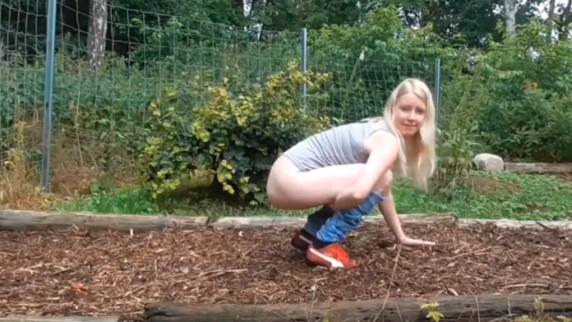 Blonder Teenie kackt in den Garten