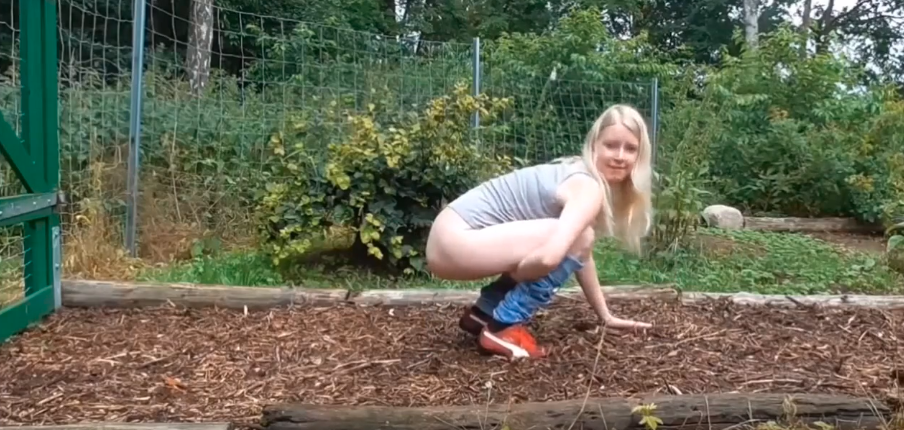 Blonder Teenie kackt in den Garten