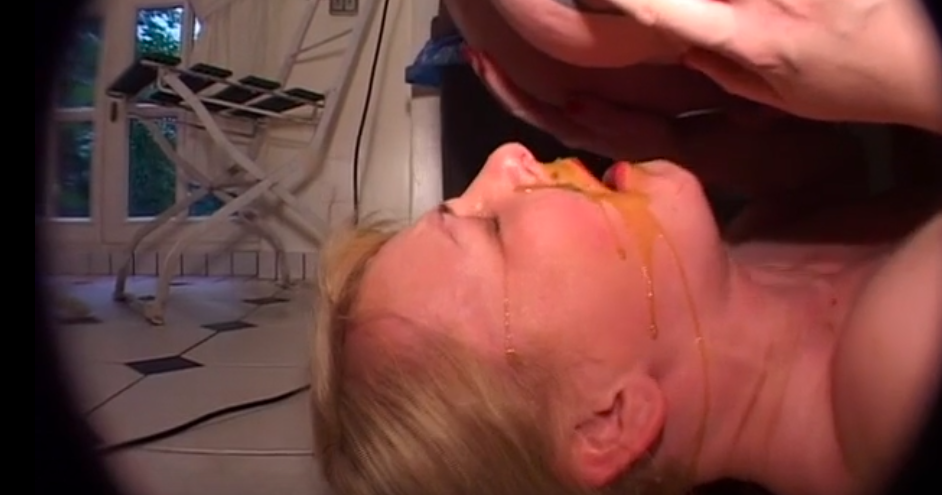 Mann kackt Durchfall in den Mund einer Scat Frau