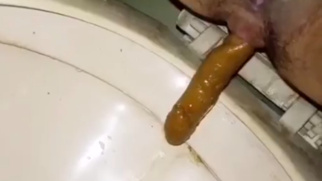 Asiatin pisst und kackt in die Toilette