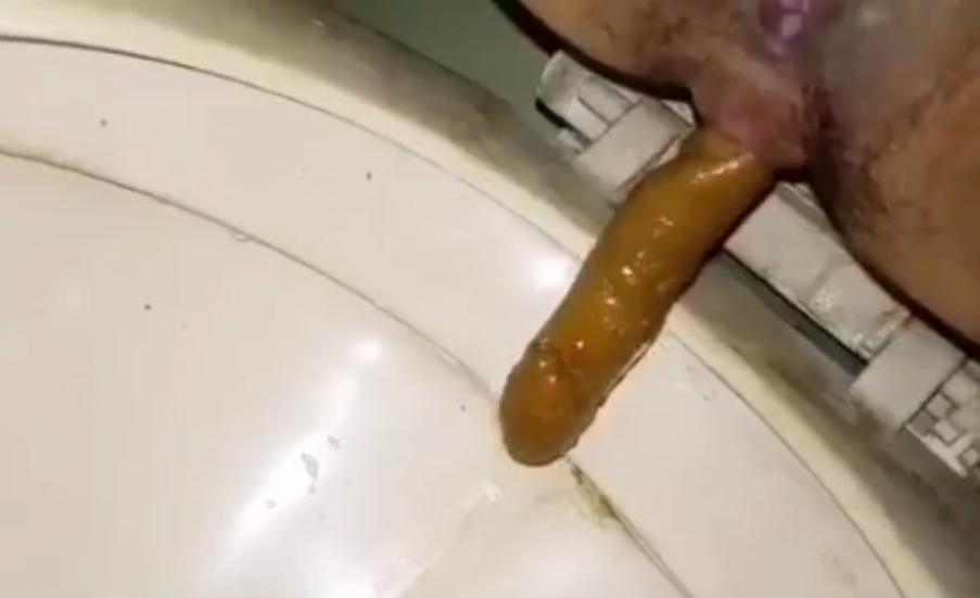 Asiatin pisst und kackt in die Toilette